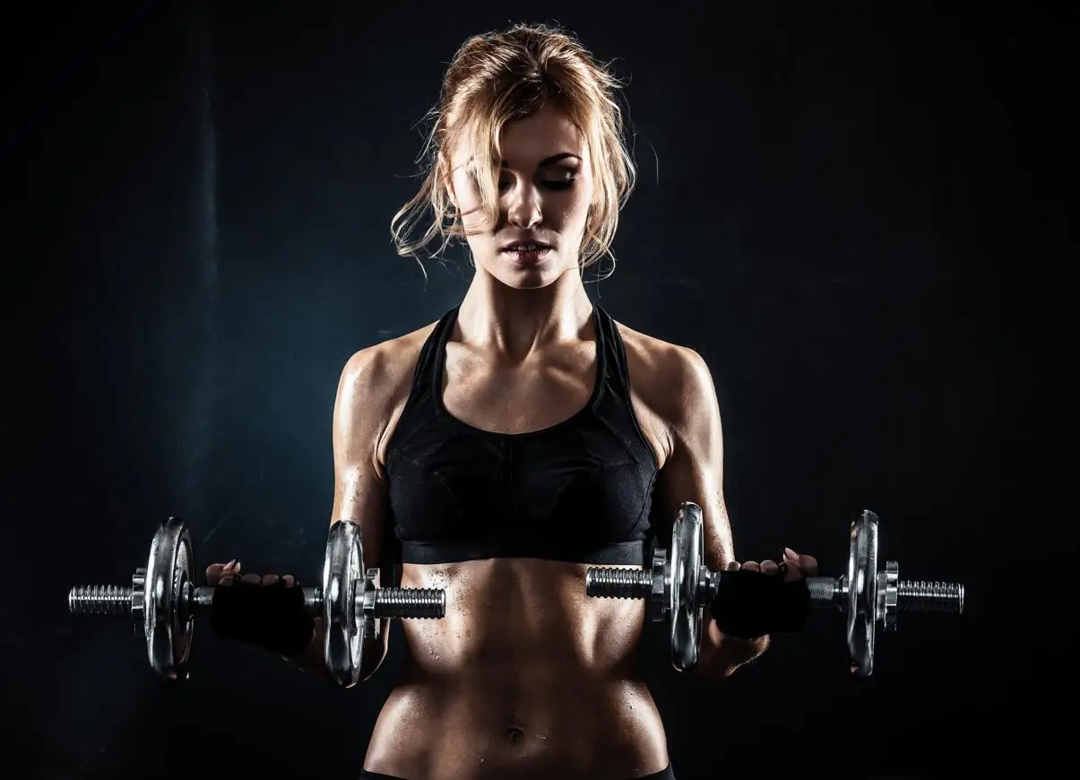 Женский бодибилдинг подтягивающая девушка фитнес тренировка мышечный плакат