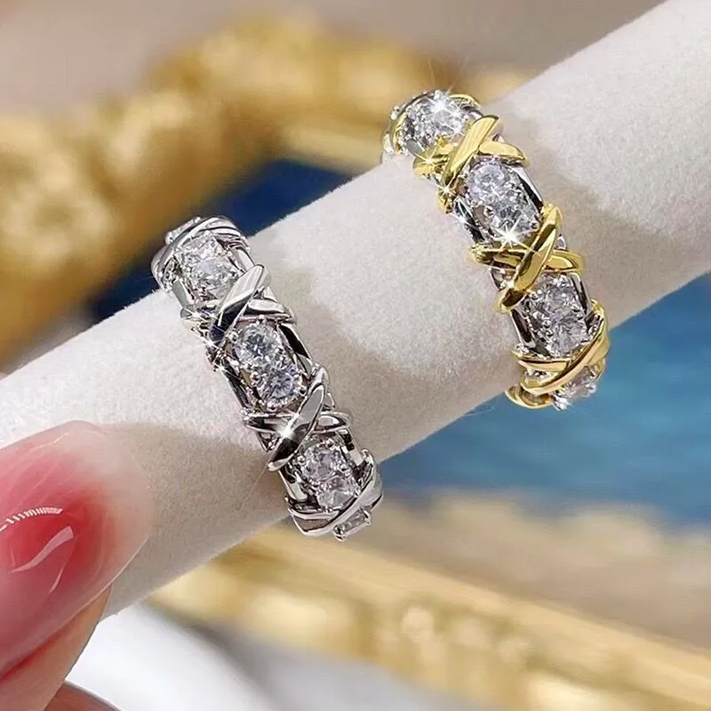 

Женское кольцо из серебра 925 пробы, с инкрустацией из фианита