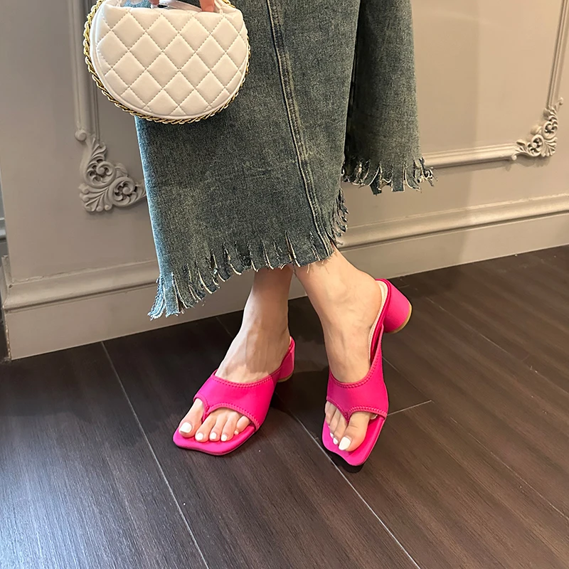 

Женские шлепанцы, сандалии на низком каблуке, шёлковые, с ремешком на щипцах, белые, летние тапочки для отдыха