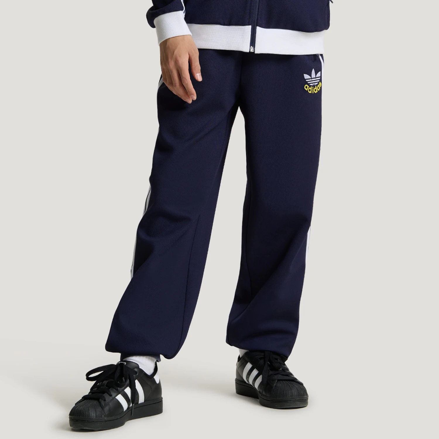 Фото Оригинальные детские свободные брюки Adidas с вышивкой и полосками KU9537 №1