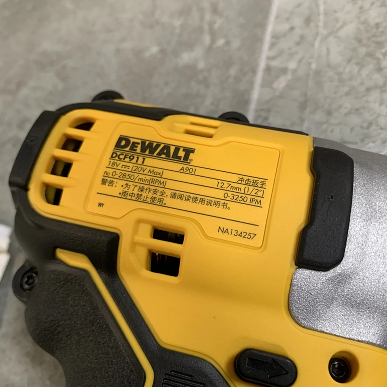 Аккумуляторный ударный гайковерт DEWALT DCF911B