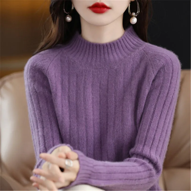 Женский трикотажный пуловер с высоким воротником и коротким рукавом