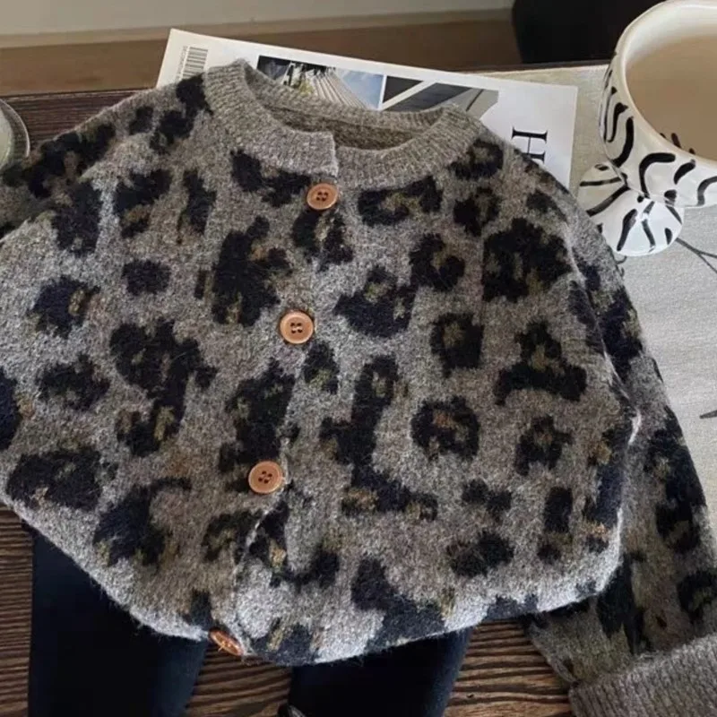 Модный комплект одежды для маленьких девочек вязаный кардиган с леопардовым