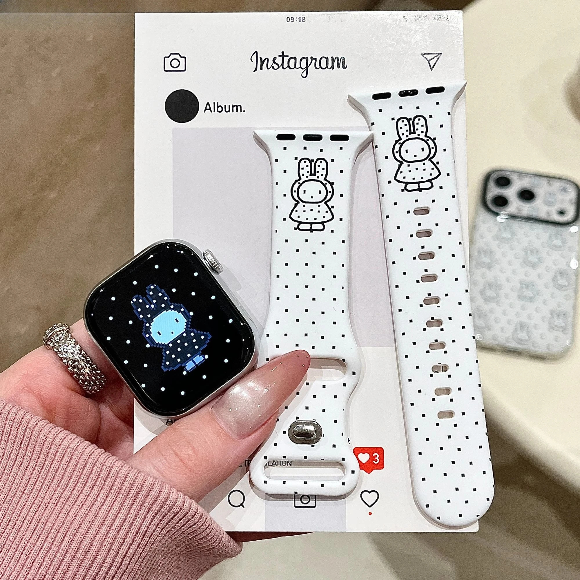 Фото Модный силиконовый ремешок Kawaii Pixel Art Miffy белого цвета для часов, совместимый с IWatch S11 S10 S9, приятный для кожи, повседневный аксессуар для часов №2