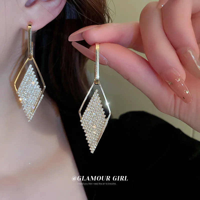 

Silver Diamond High-end Earrings Personalized Design Light Luxury Elegant European And American Fashion Commute