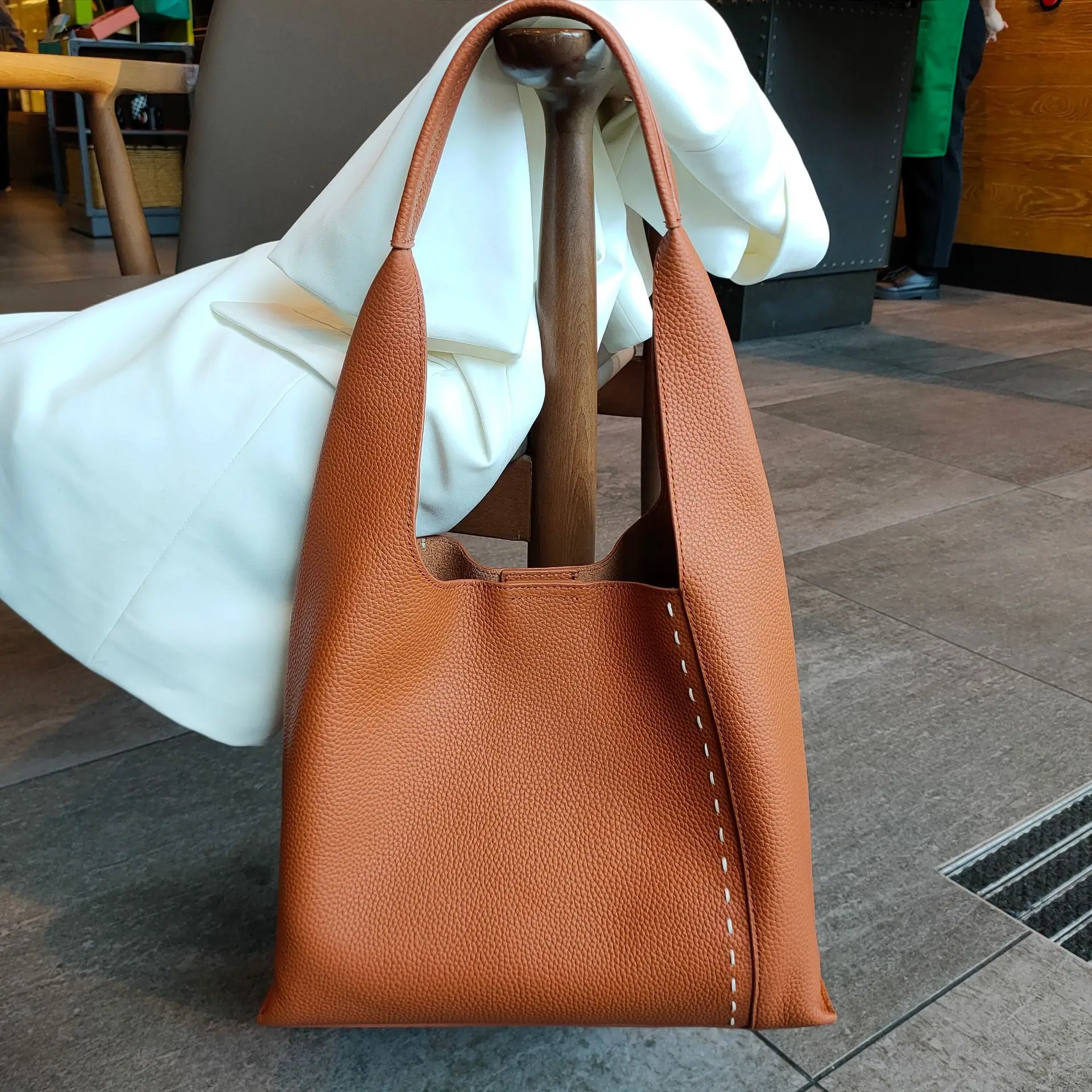 2023 new soft leather tote bag large capacity commuter bag senior sense niche design shoulder armpit bag