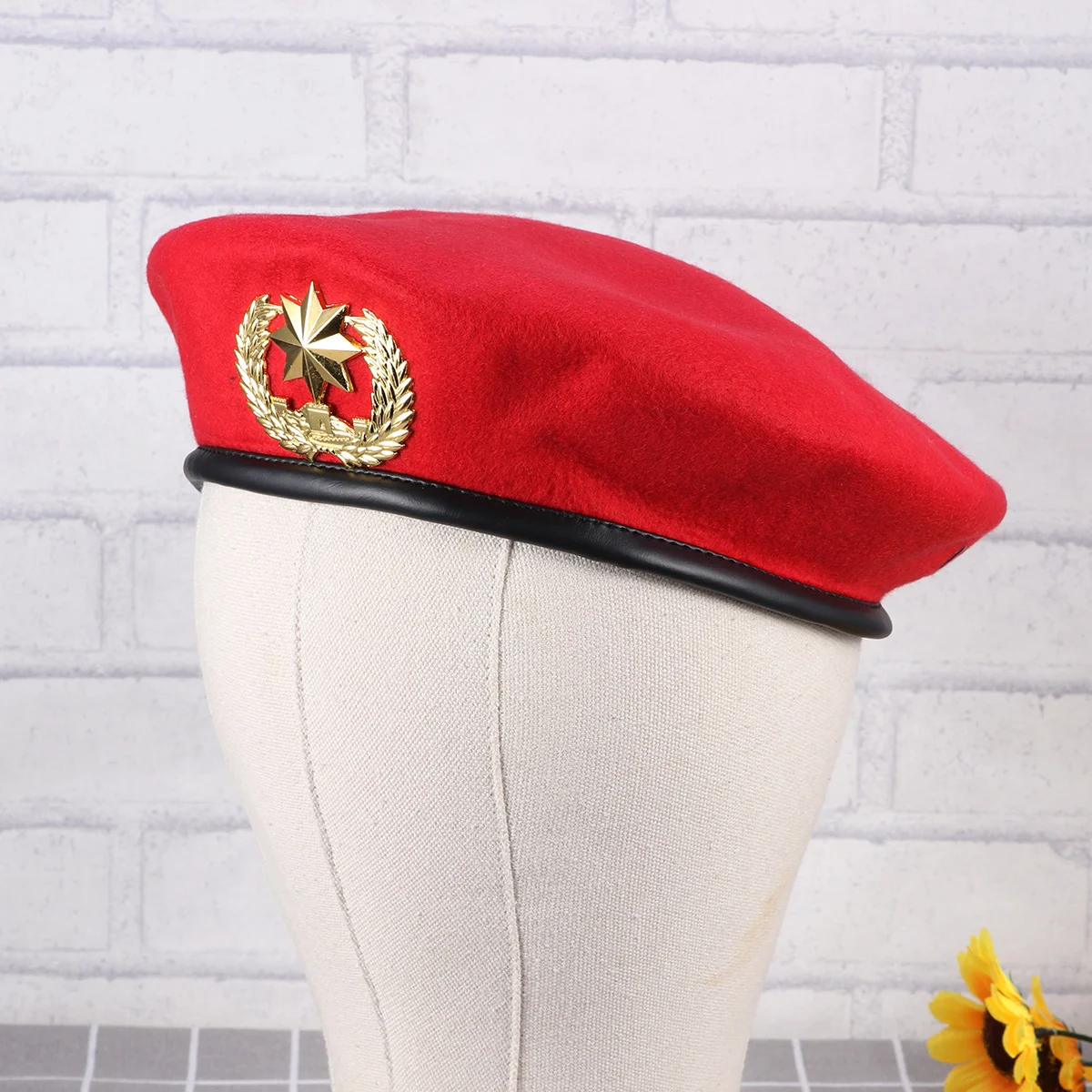 

Red Sailor Hat Stage Show Square Dancing Woolen Beret (Golden Eight Pointed Star)