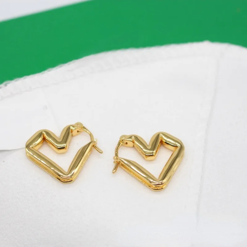 

LONDANY серьги любовь полые серьги для женщин Америка Франция маленькие и крутые стильные высококачественные латунные серьги