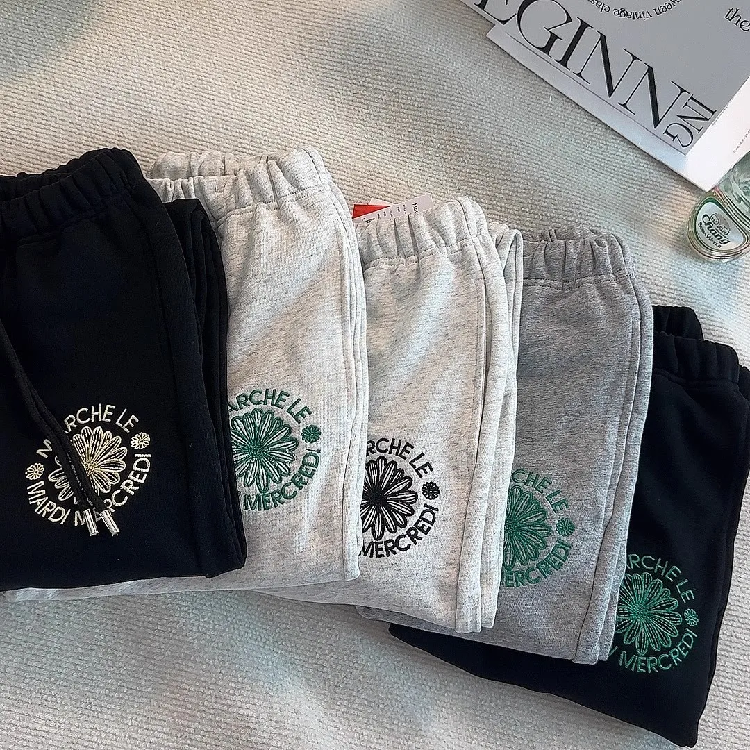 

Korean Mardi Little Daisy Embroidered Pants Versatile Autumn and Winter Loose Elastic Waist Casual Pants for Men and WomenSouth