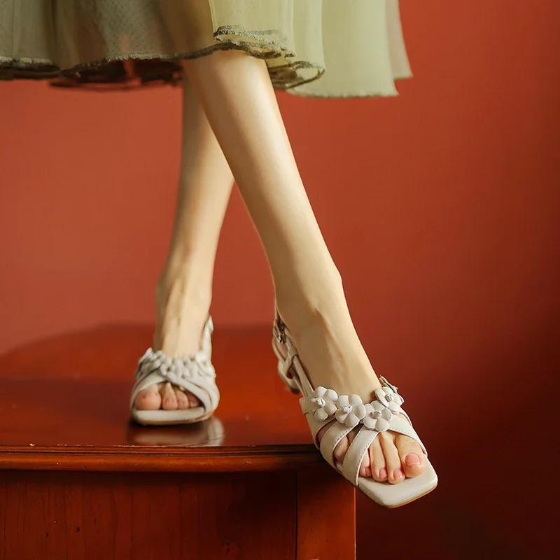 Женские летние сандалии из спилка на низком каблуке с аппликацией и ремешком