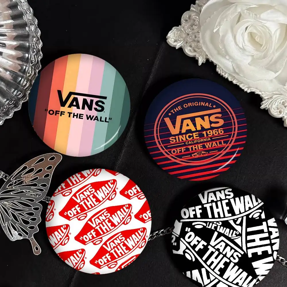 Фото Классические значки-пуговицы с логотипом V-VanS, креативные броши с надписями, украшения для рюкзаков и одежды, модные мультяшные украшения, подарки. №4
