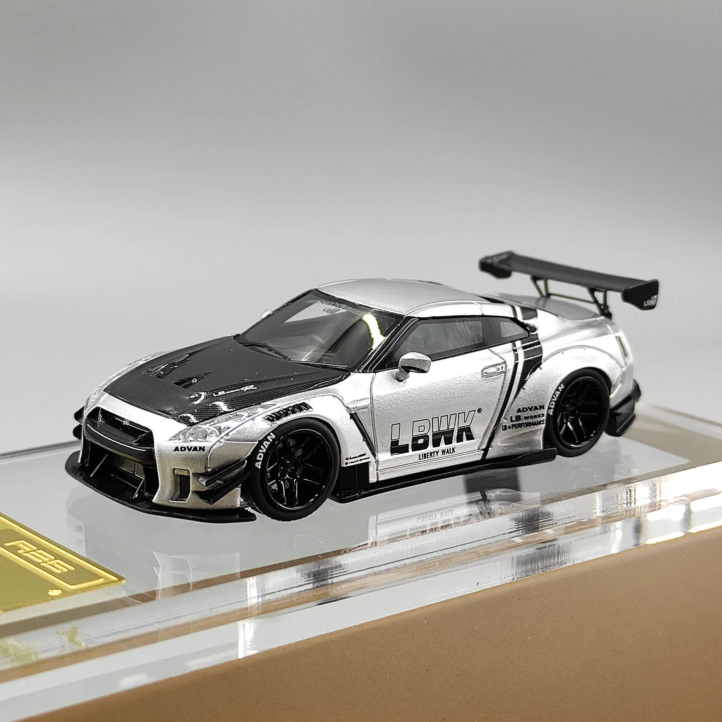 Фото Масштабная модель автомобиля IG 1:64 LB-WORKS GT-R R35 из смолы №3