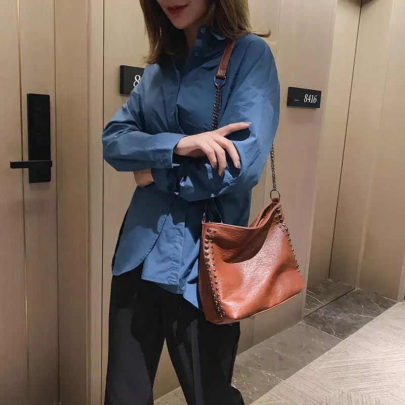 Solid Color Rivet Large Capacity Bucket Bag European And American Fashion Motorcycle Style Fashion Versatile New Messenger Bag