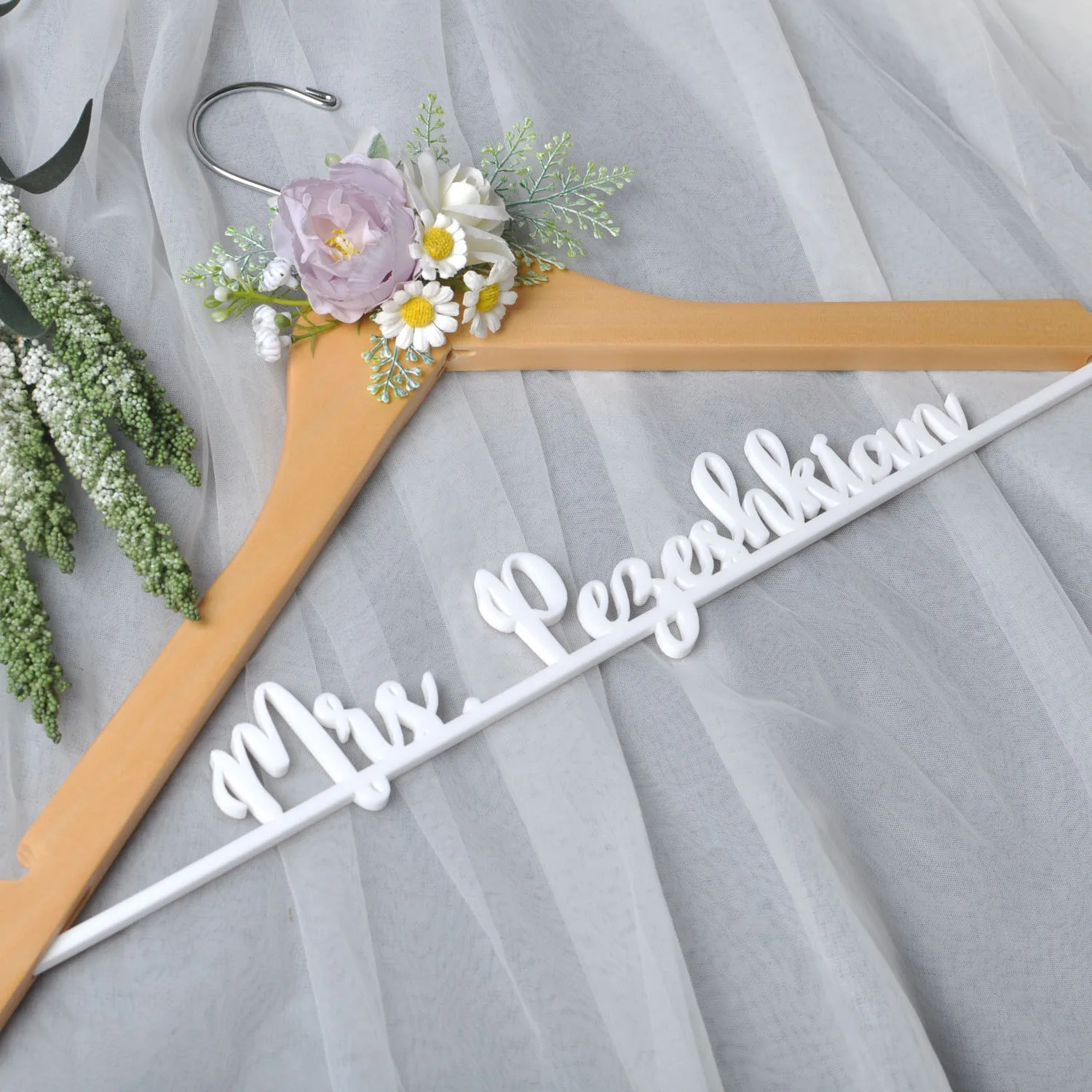 

Персонализированная Свадебная Вешалка, подарок для невесты, вешалка «Mrs», вешалка для подружки невесты, вешалка с именем, индивидуальный св...