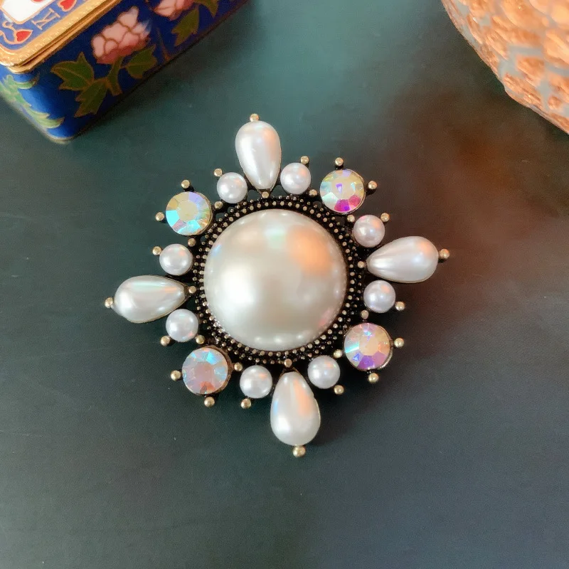 

Baroque Vintage Cross Pearl Brooches Rhinestones Set with Exquisite Temperament Corsages Pins Simple Clothing Accessories