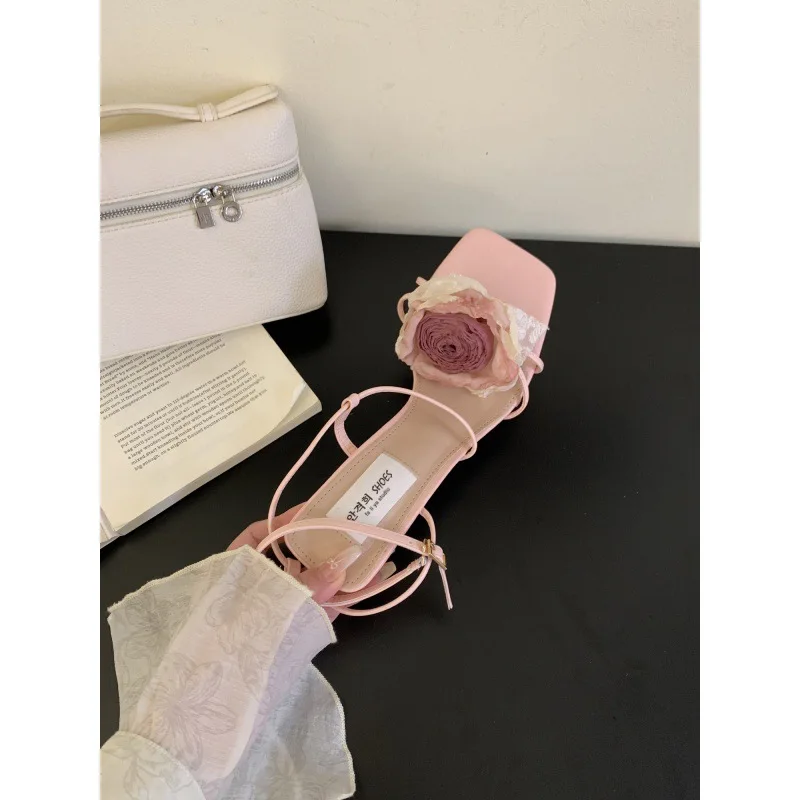 Бежевые босоножки на каблуке. Туфли низком каблуке с ремешком. Лето 2023. Черные