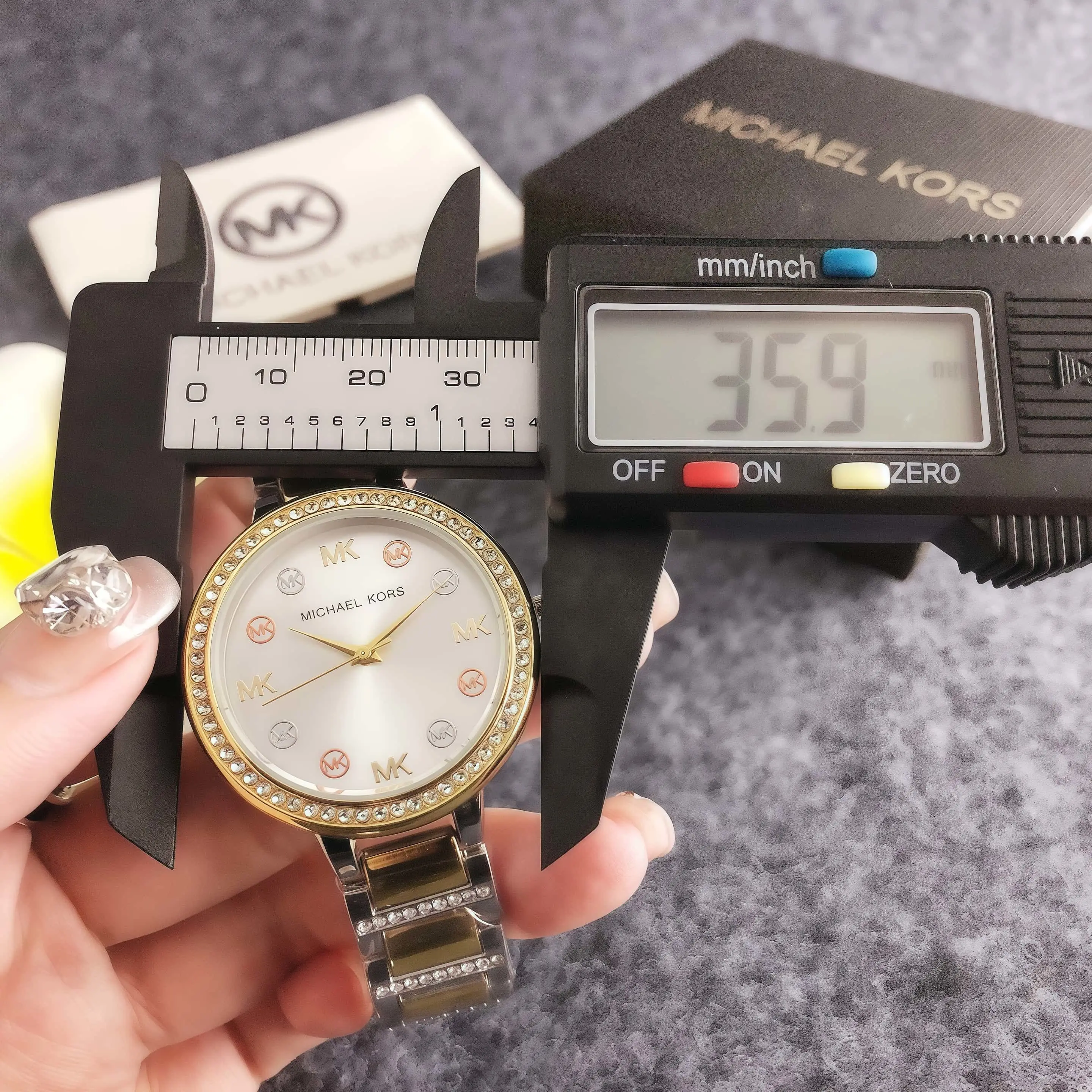 Фото Элитные женские кварцевые часы Michael Kors с бриллиантами, модные минималистичные, с большим циферблатом, деловые, из сплава, наручные, подарок для женщин №3