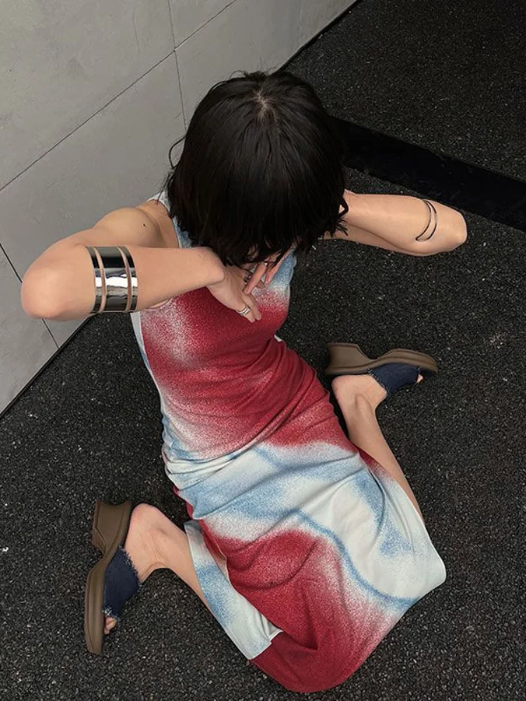 Женское приталенное платье контрастных цветов