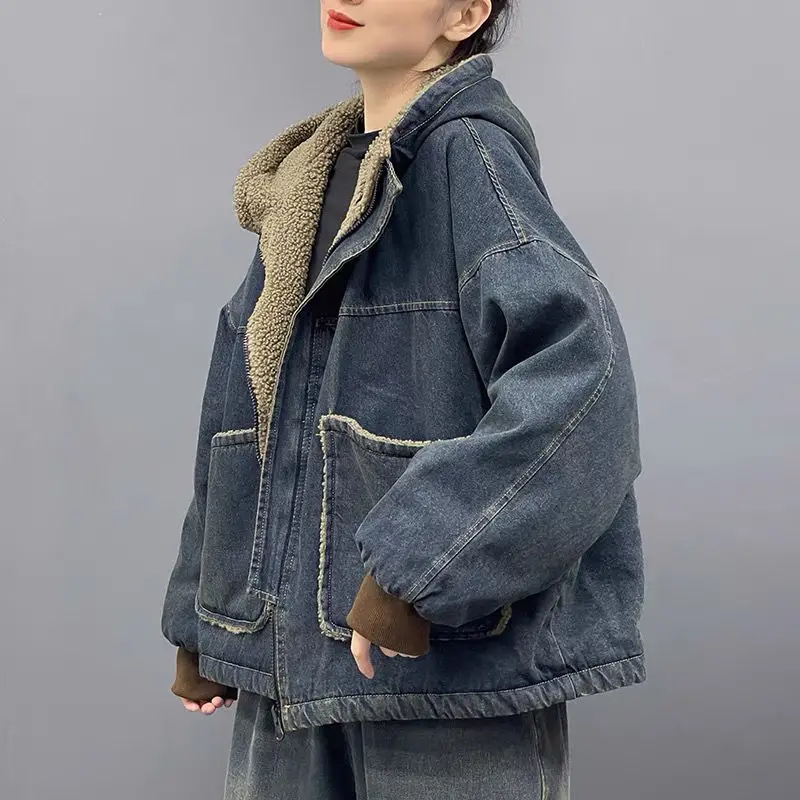 Женская джинсовая куртка с капюшоном повседневная утепленная из денима флисовой