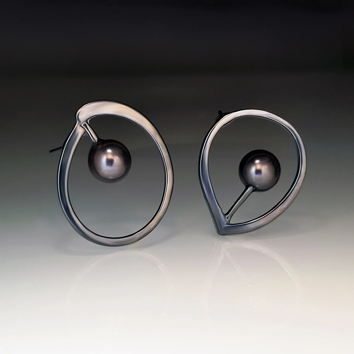 

Graceful Pearl Drop Earrings for Women Elegant Jewelry Simple Gun Black Metal Hollow Asymmetric Hook Wedding Ear Studs Earrings