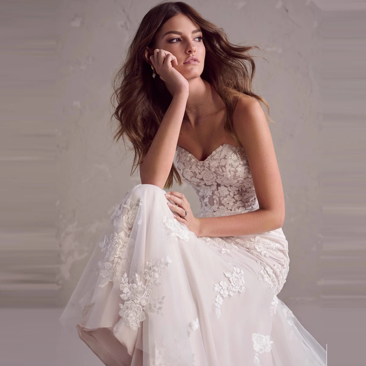 Женское кружевное платье с юбкой-годе без рукавов длинным шлейфом