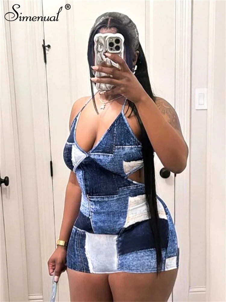 Женское мини-платье на шнуровке с открытой спиной