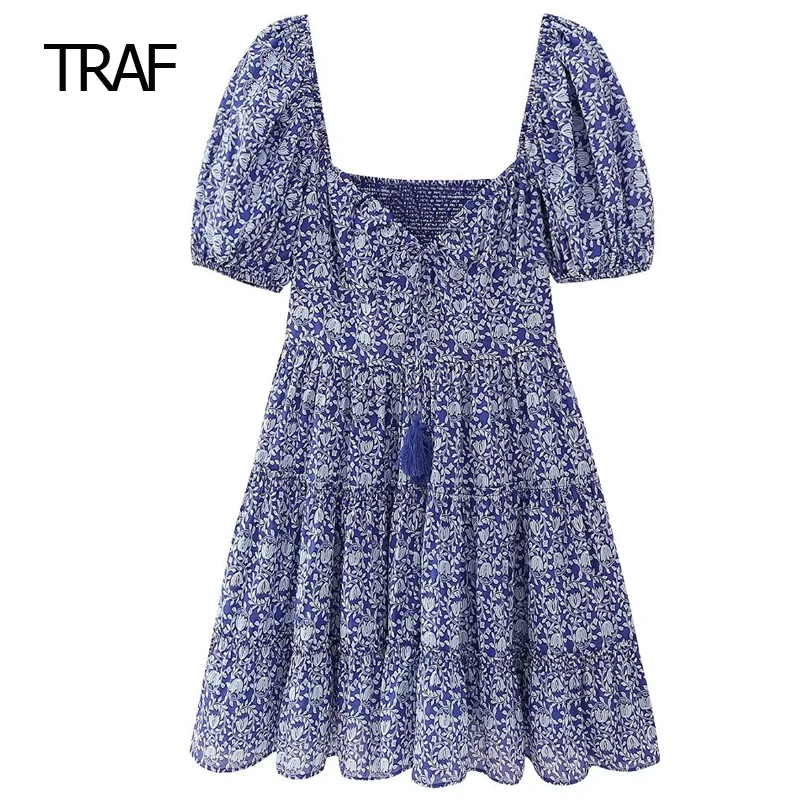 

Женское короткое платье с цветочным принтом, открытой спиной и коротким рукавом