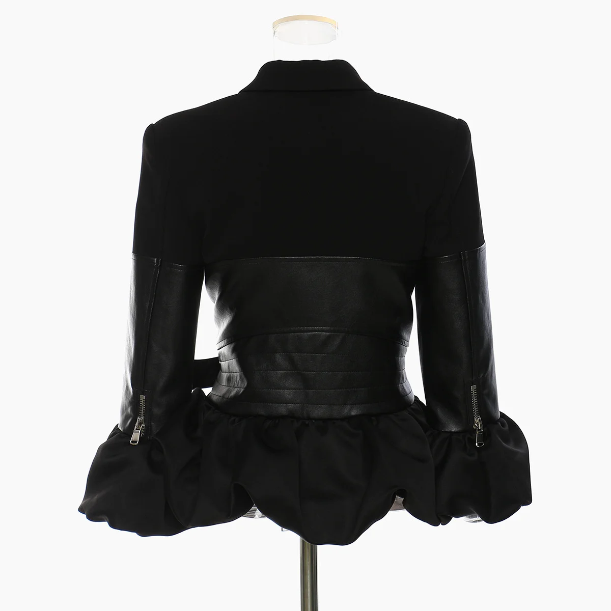 Женская куртка с оборками на талии QING MO черная приталенная из искусственной кожи