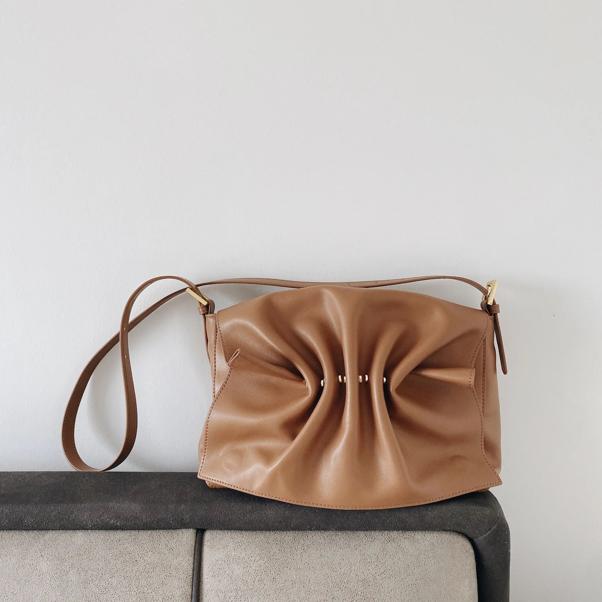 

Butterfly Pleated Cloud Bag Genuine Leather Women's Bag Spring Minority Korean Version Advanced Sense Messenger Bag Soft Big Bag