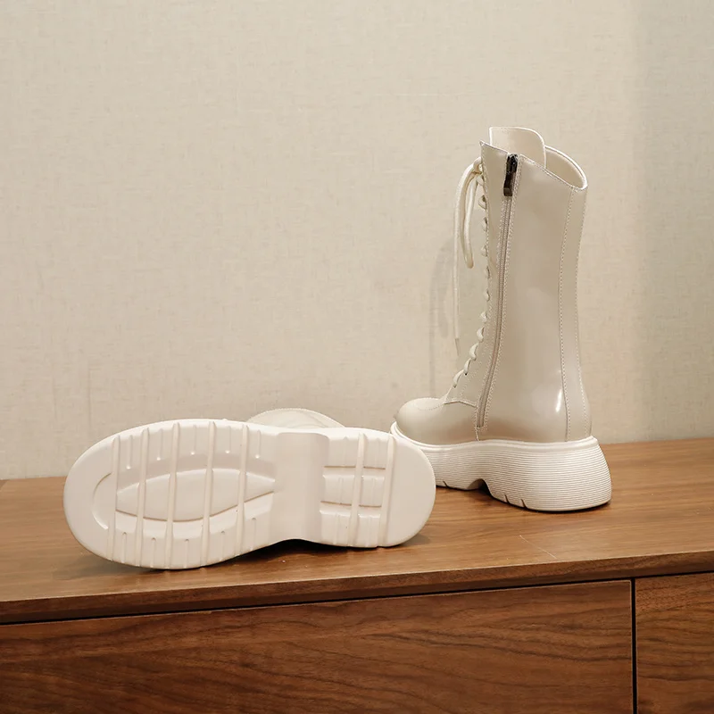 

Женские ботинки из лакированной кожи, на платформе, до середины икры