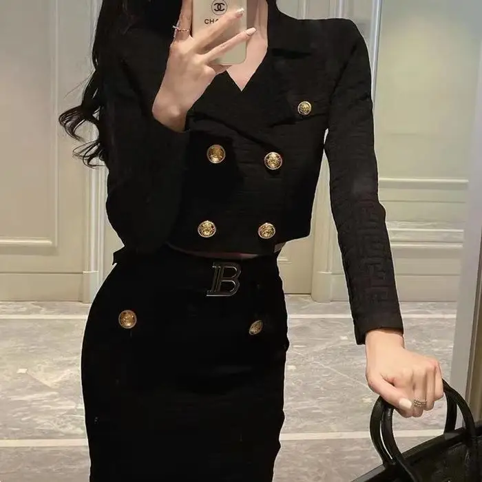 

2023 Spring and Summer New Letter Gold Buckle Long Sleeve Short Coat Slim Knit Waist Mini Half Skirt Set Korean Fashion
