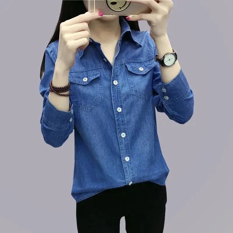 Женская хлопковая джинсовая рубашка с отложным воротником и карманами