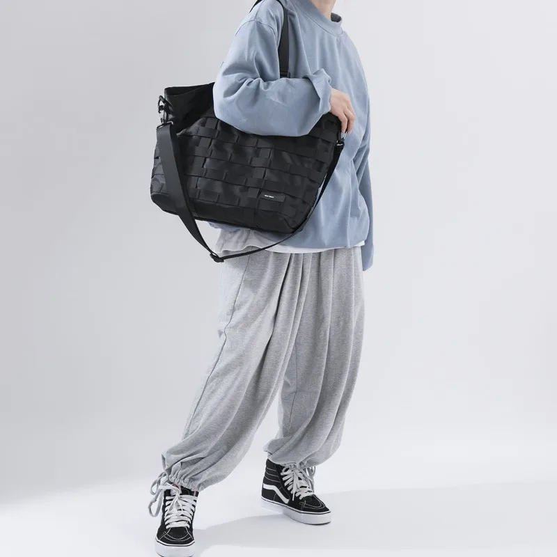 Модные простые сумки в стиле панк с перекрестными вставками вместительная