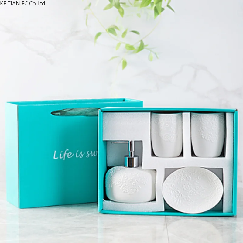 Изысканный керамический набор в ванную комнату из четырех предметов с кружевным узором для пары: флакон для лосьона, держатель для зубных щеток, мыльница и аксессуары.