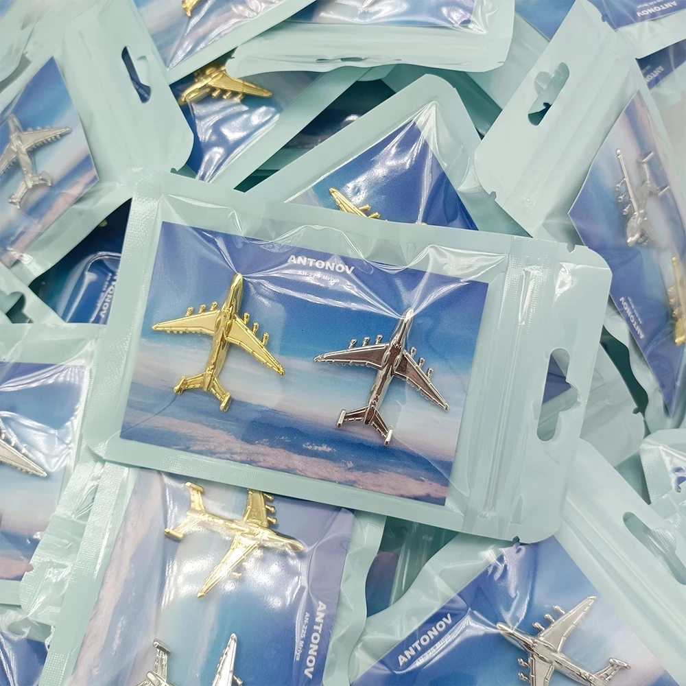 Брошь в форме самолета золотистая и хромированная брошь