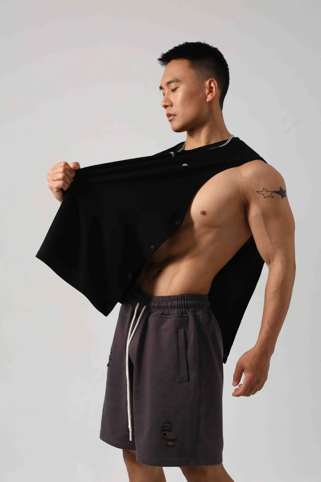 Фото Новый мужской жилет для фитнеса 2025 года, повседневная спортивная домашняя футболка без рукавов, мужской тренировочный дизайн с боковым отверстием, хлопковый эластичный жилет №1