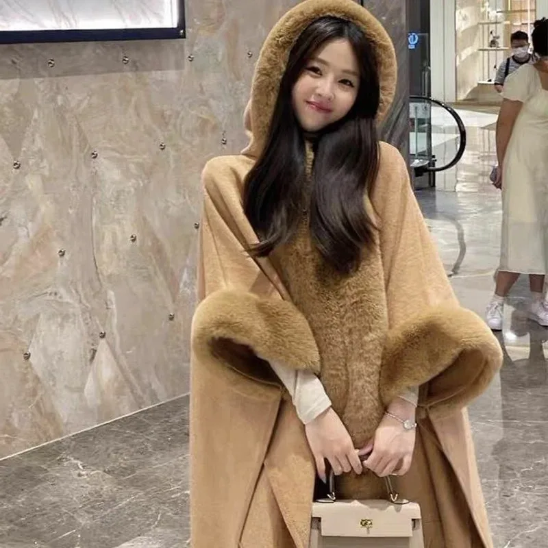 Рисунок 2 - Женская накидка с кисточками