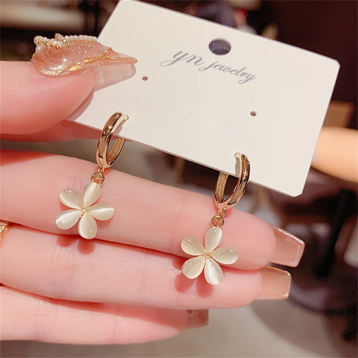 WAKA Элегантные женские серьги-капли с цветочным принтом глянцевым белым