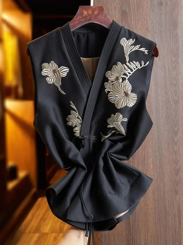 Женский традиционный этнический жилет с вышивкой