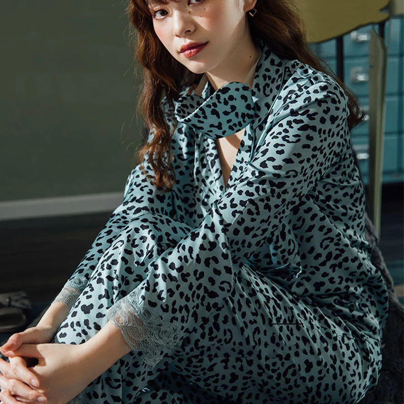 Luxurious Ice Silk Pajamas Sexy Green Leopard Print Women's Silk Long-sleeved Pajamas Two Piece Set Can Worn Outside Home Wear