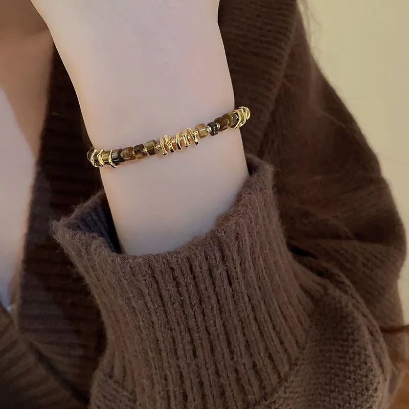 Браслет из натурального тигрового глаза и сплава с геометрическим рисунком