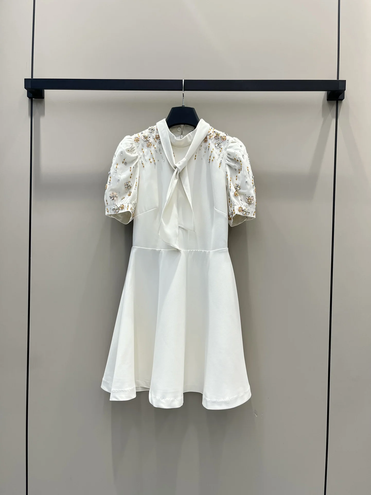 

Новинка для ранней осени платье с воротником-стойкой и рукавами-пузырями, передовая трехмерная технология ручного шитья 8,20