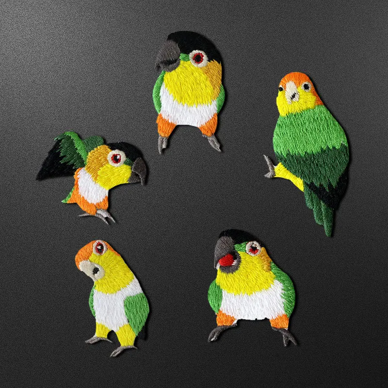 

Cute TALKING Parrot Embroidered Patches Clothes Bags DIY Applique Birds Parches Iron On Patch For Clothes decorate