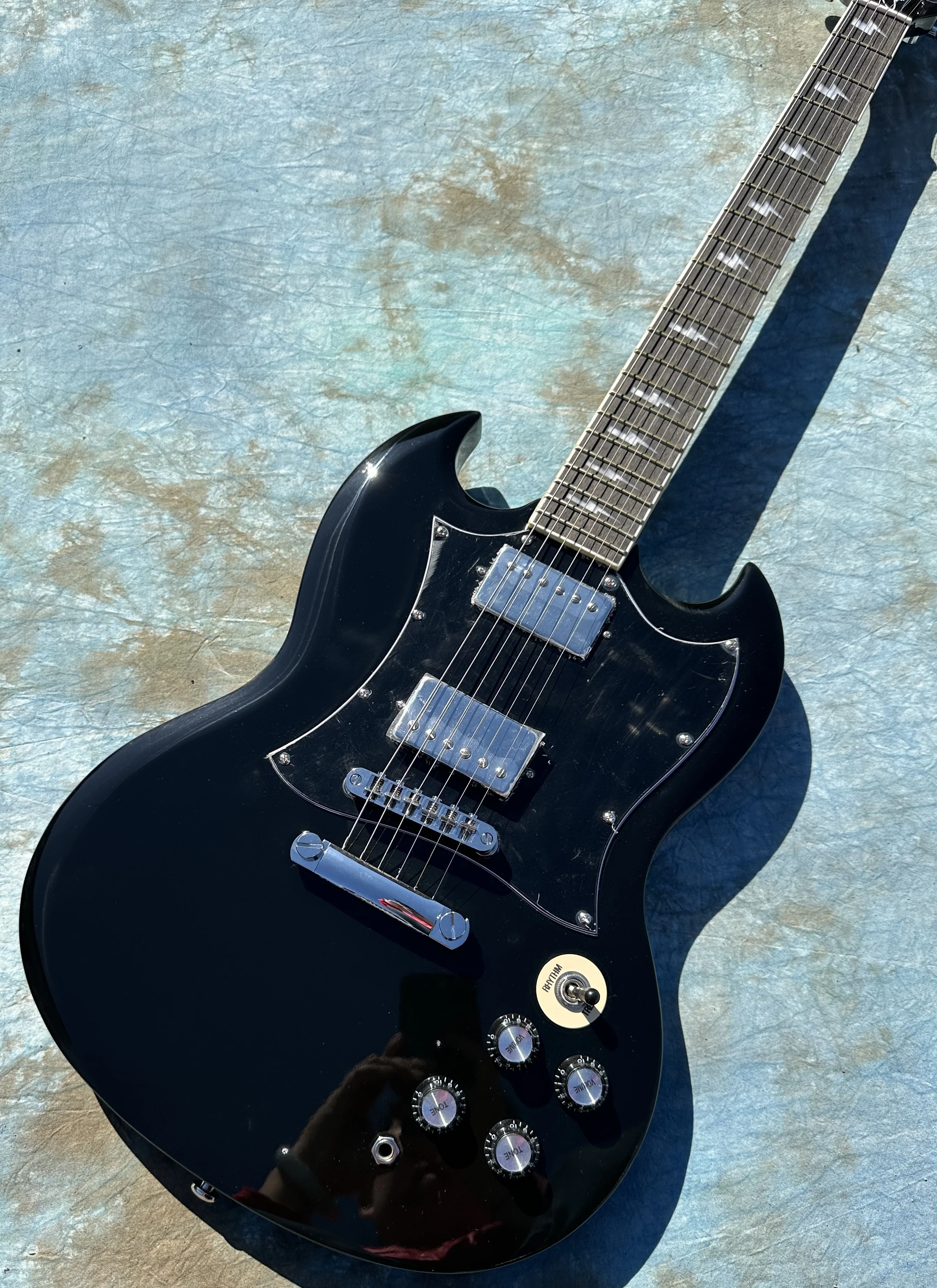 Электрогитара SG инкрустированная молниями гриф черный яркий свет золотые