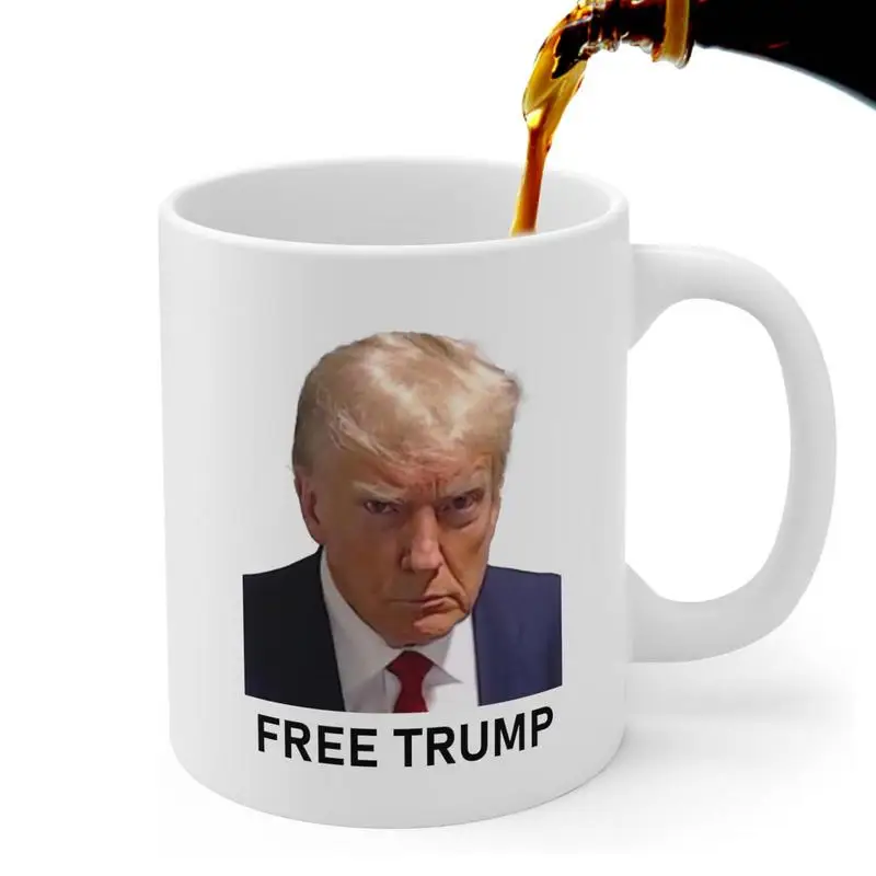 Преступник с табличкой. Mug shot is. Mug shoot. Кофе юмор. Mug shoot.