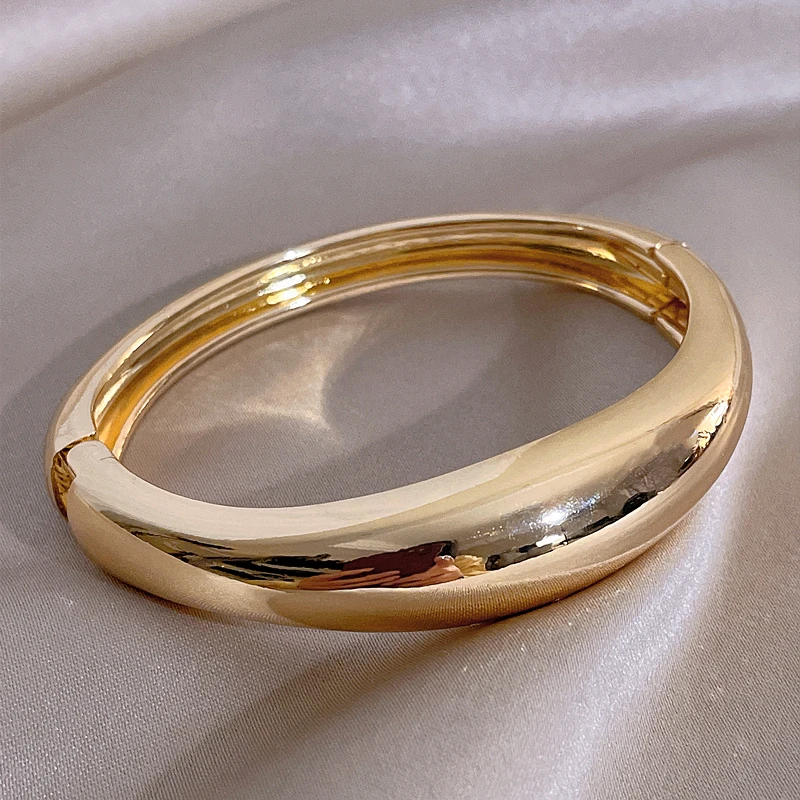 Женский широкий браслет из металлического сплава