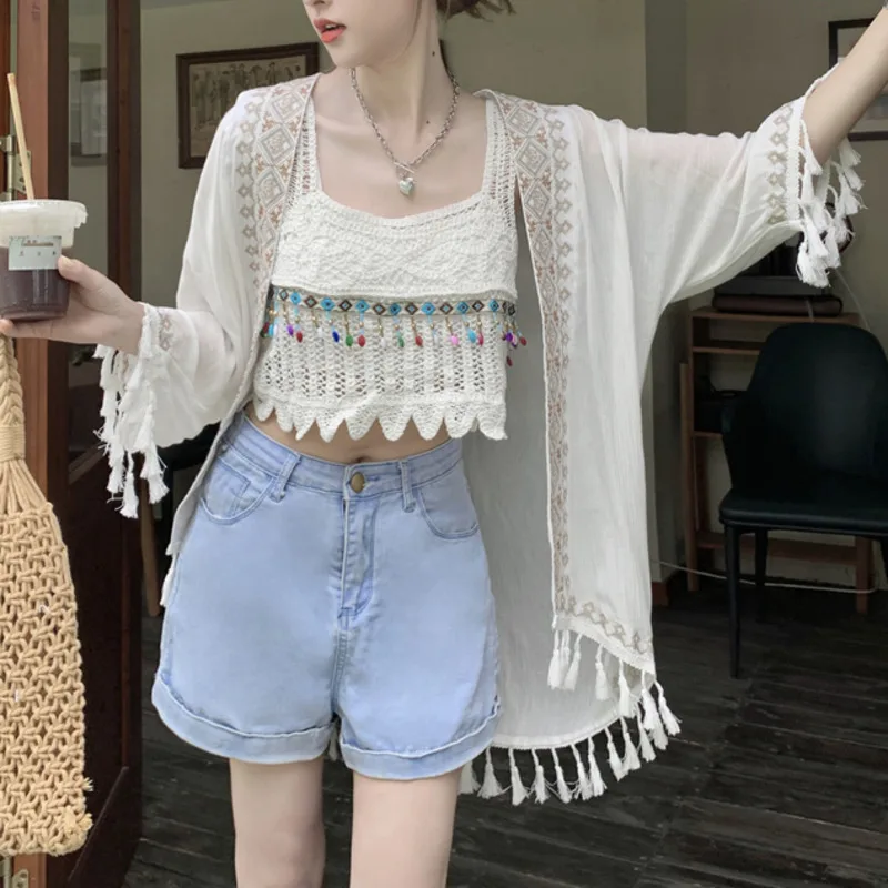 

Женский летний костюм-двойка с бахромой и вышивкой в этническом стиле