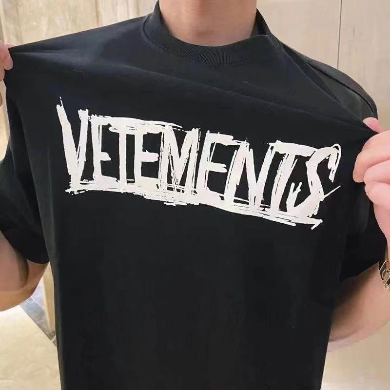 

High Quality Vetements Graffiti Logo Print T-Shirt Vetements Men Women Tour City Coordinates Short Sleeve Oversized T-Shirt