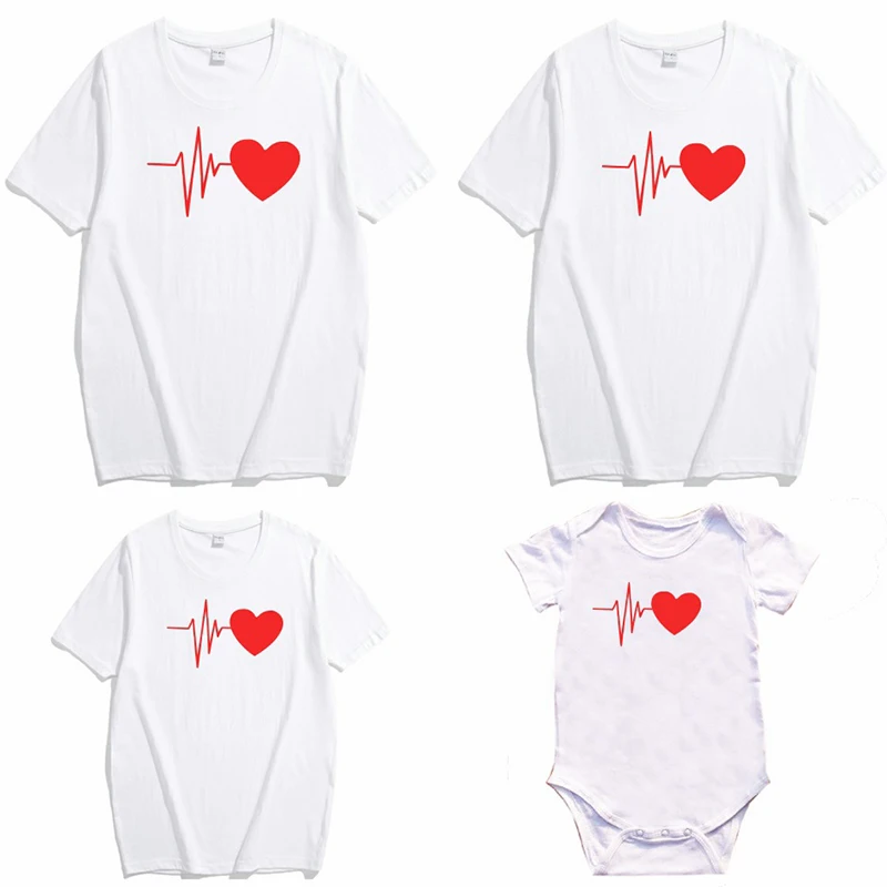 

Новинка, хлопковая семейная Одинаковая одежда для сердечного ритма, одежда для девочек, наряды, футболка для мамы и дочки, летняя футболка д...