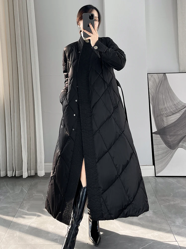 Black Design Sense Stand Collar Rhombus Down jacket Women 2024 Winter New Thickened Warm Long over-the-Knee Outerwear